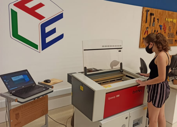 Maria Eduarda durante visita ao Fab Lab em Presidente Prudente