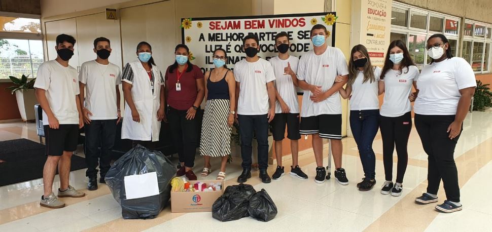 Alunos da Escola Sesi de Regente Feijó realizam carnaval da solidariedade