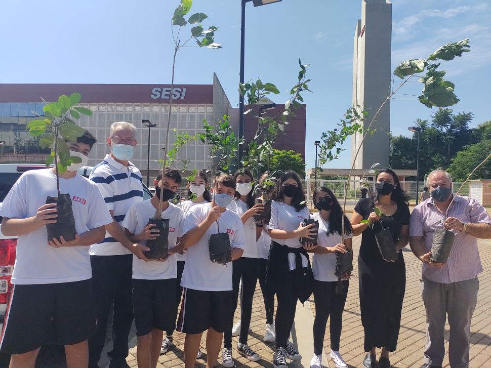 Plantio de árvores é realizado na Escola Sesi do Pq. Furquim 