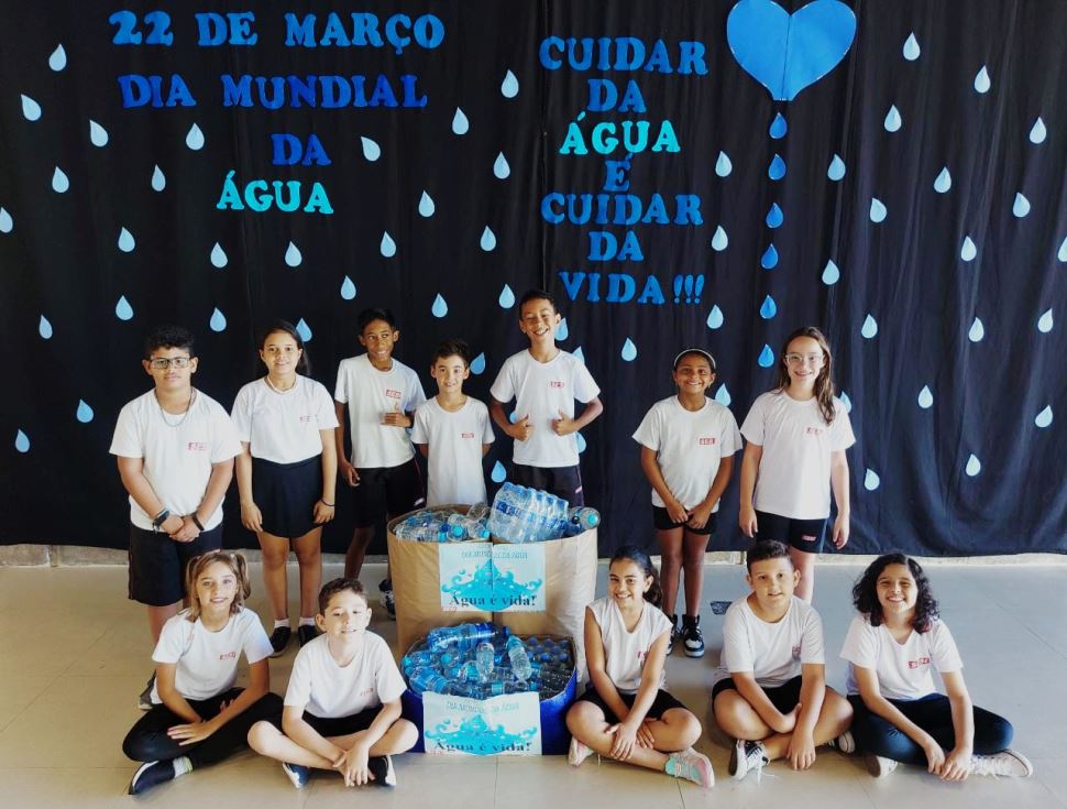 Alunos do Sesi Furquim doam garrafas de água para entidade que atende pessoas em situação de rua