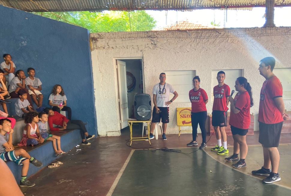 Lar Santa Filomena recebe oficina de Badminton com atletas do Sesi Prudente