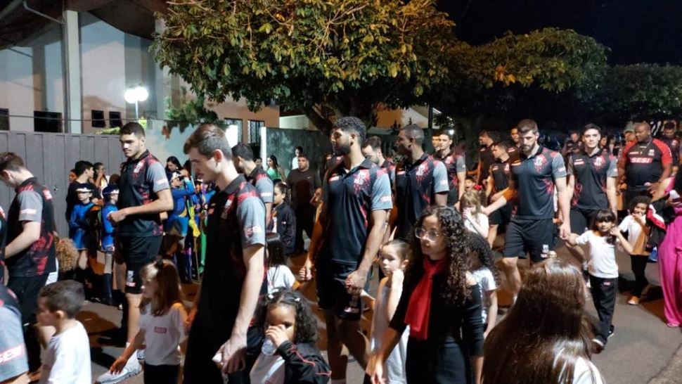 Vôlei masculino do Sesi-SP participa de desfile cívico em Regente Feijó
