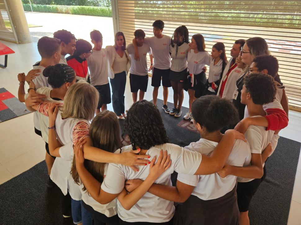 Alunos do Sesi Furquim recebem Defensora Pública para discutir ações de combate ao bullying e ciberbullying