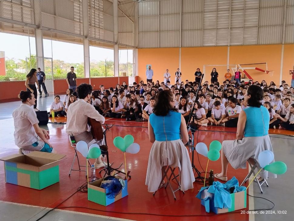 Escola Sesi de Álvares Machado recebe peça teatral sobre Vinicius de Moraes 