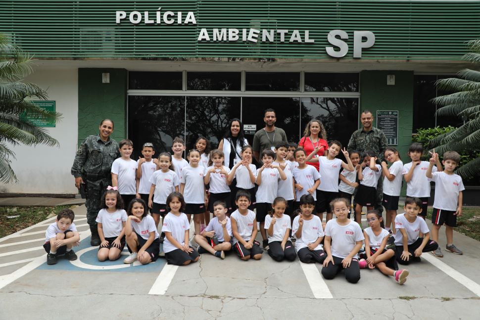 Aliando teoria à prática, alunos da Escola Sesi do Villa Real realizam visita à base da Polícia Ambiental em Prudente