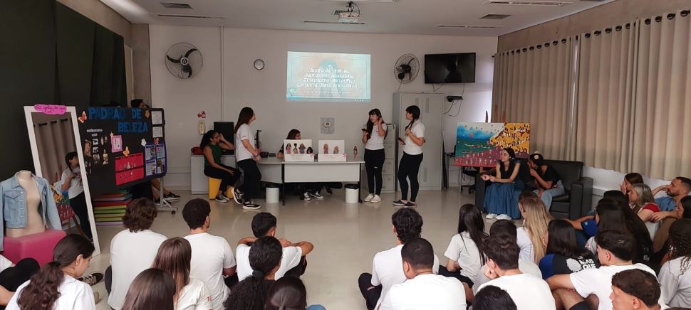 Estudantes do Ensino Fundamental do SESI Álvares Machado realizam peça teatral e roda de conversa sobre padrões de beleza 