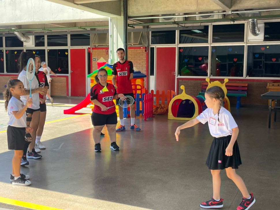 Estudantes do 1º ano recebem visita de atletas e paratletas de Badminton do Sesi-SP em Prudente 