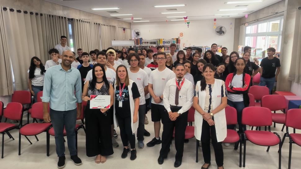Estudantes participam de palestra sobre comunicação não violenta na Escola SESI de Álvares Machado 