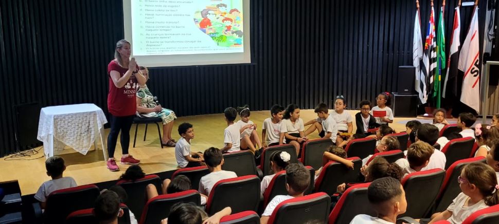Durante atividade de Ciências da Natureza, estudantes do Sesi Furquim realizam entrevista com moradora antiga do bairro 