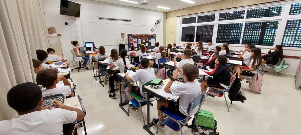 Escola SESI de Álvares Machado cria painel para conscientização sobre a vacinação contra a dengue 