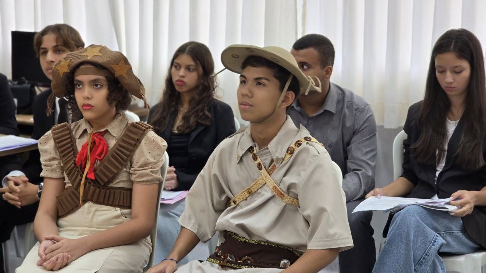 Estudantes do SESI Vila Real simulam julgamento de Lampião em atividade interdisciplinar 