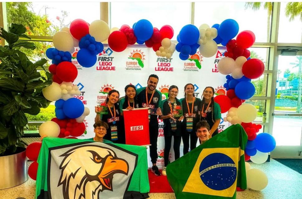 Equipe Eagles do Sesi Osvaldo Cruz conquista prêmios em torneio internacional de Robótica