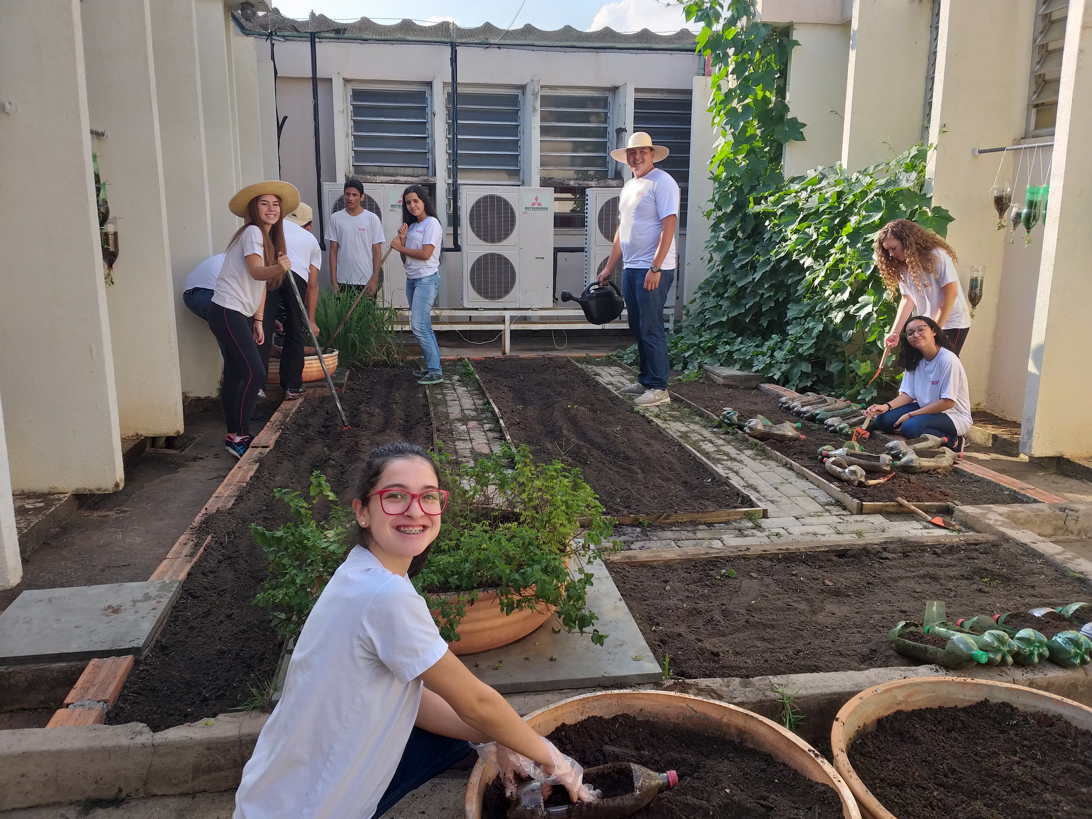 Alunos na horta do SESI Amoreiras