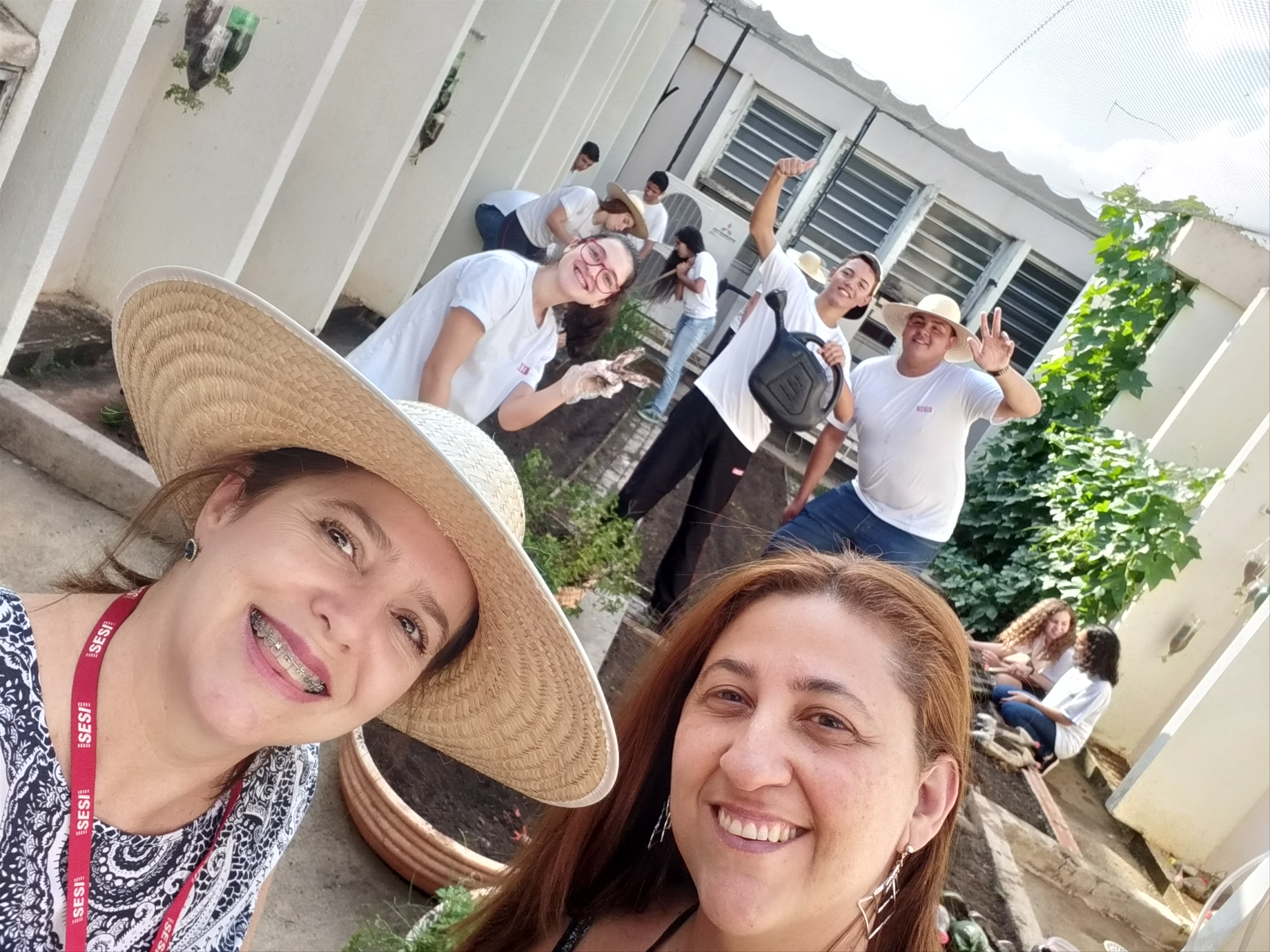 Nutricionista Rosilaine e Professora Ana Paula com alunos na horta da escola