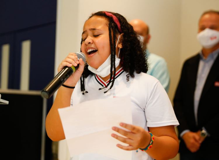 Maria Alice canta em homenagem