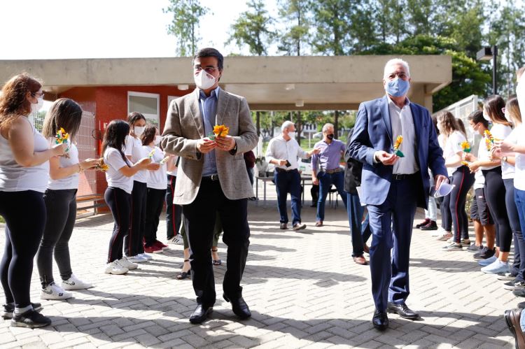 Vicioni chega a escola