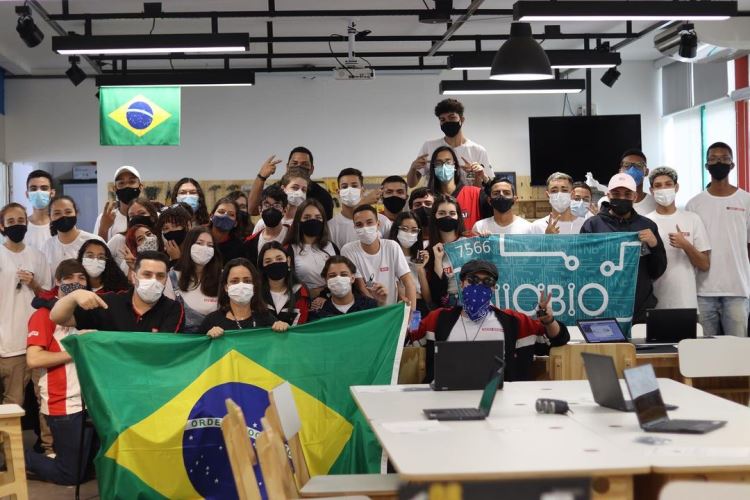 Alunos no fab lab campinas