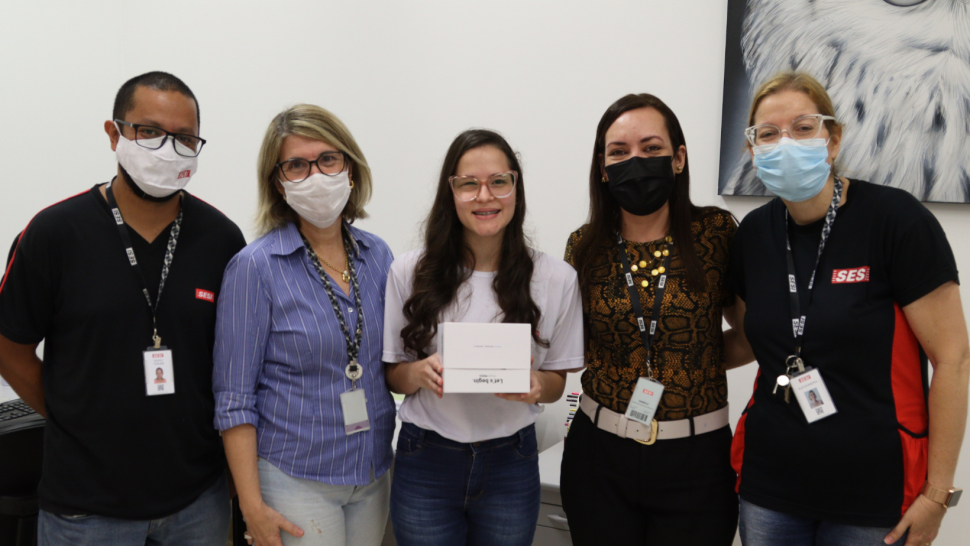 Sesi Valinhos entrega para aluna com baixa visão óculos inteligente que transforma textos em áudio