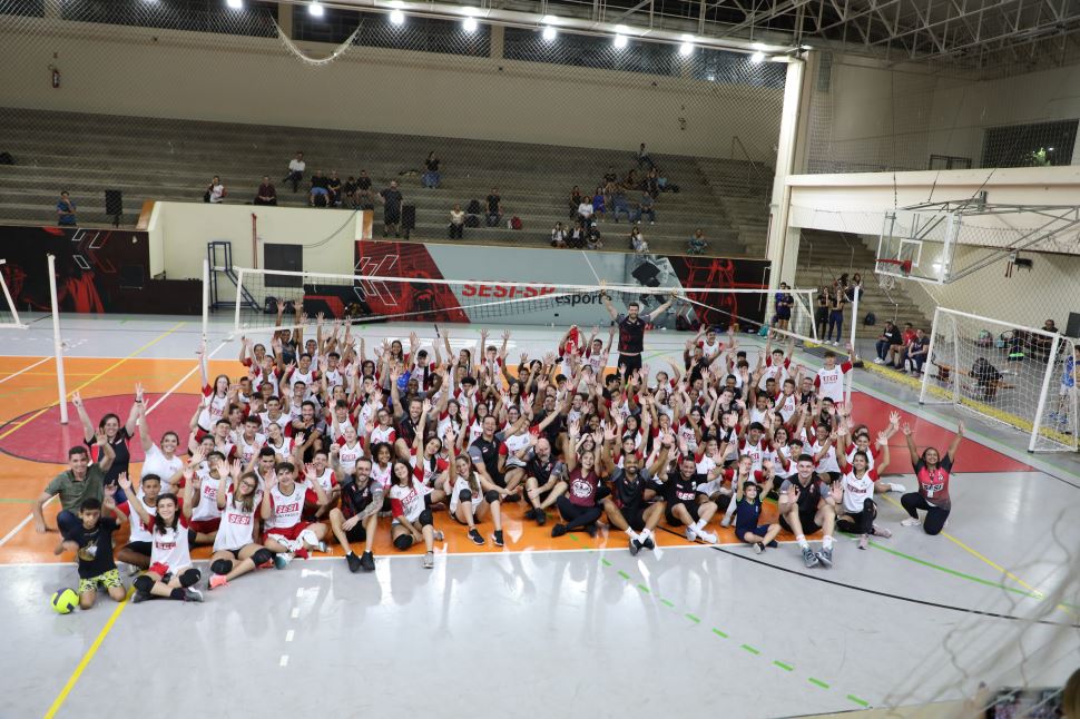 Atletas do SESI-SP Vôlei realizam clínica com alunos do Programa Atleta do Futuro