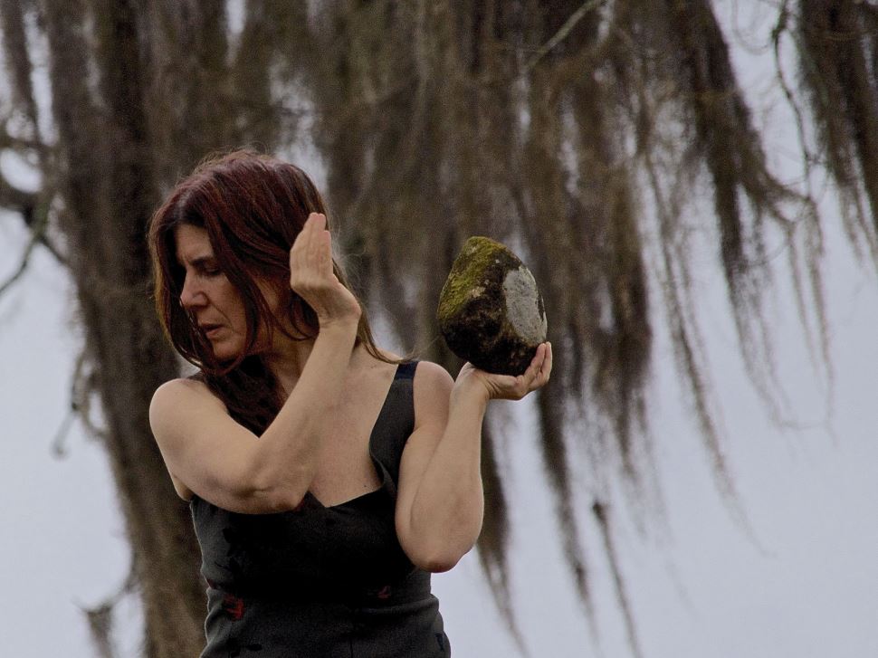 Jussara Miller dança o premiado espetáculo Verdes e Ouvirdes no SESI Campinas