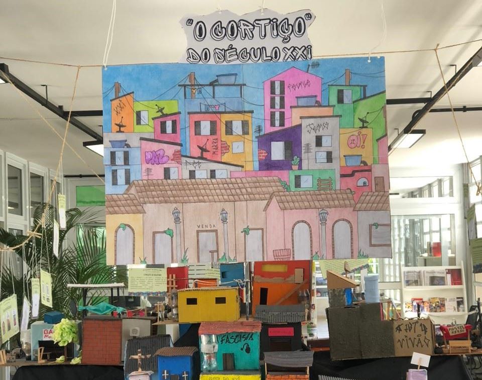 Alunos do SESI Amoreiras realizam releitura de  "O Cortiço" em maquetes multidisciplinares  