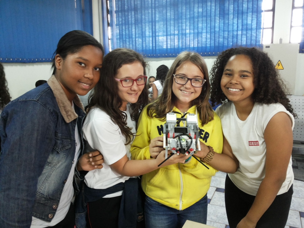 Alunos constroem robô inseto na aula de Robótica