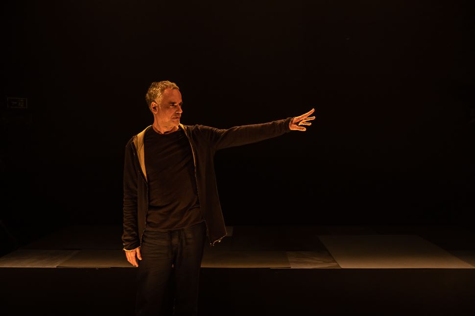 Com atuação de Ângelo Antônio e direção de Gabriel Fontes Paiva, 'Um Precipício no Mar' tem apresentações no SESI Ribeirão Preto