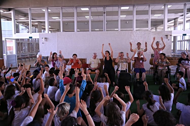 Alunos demonstram curiosidade sobre a rotina dos idosos