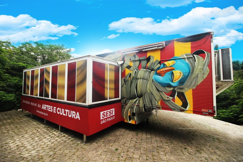 Unidade Móvel de Artes e Cultura do SESI oferece atividades culturais no bairro Cervezão