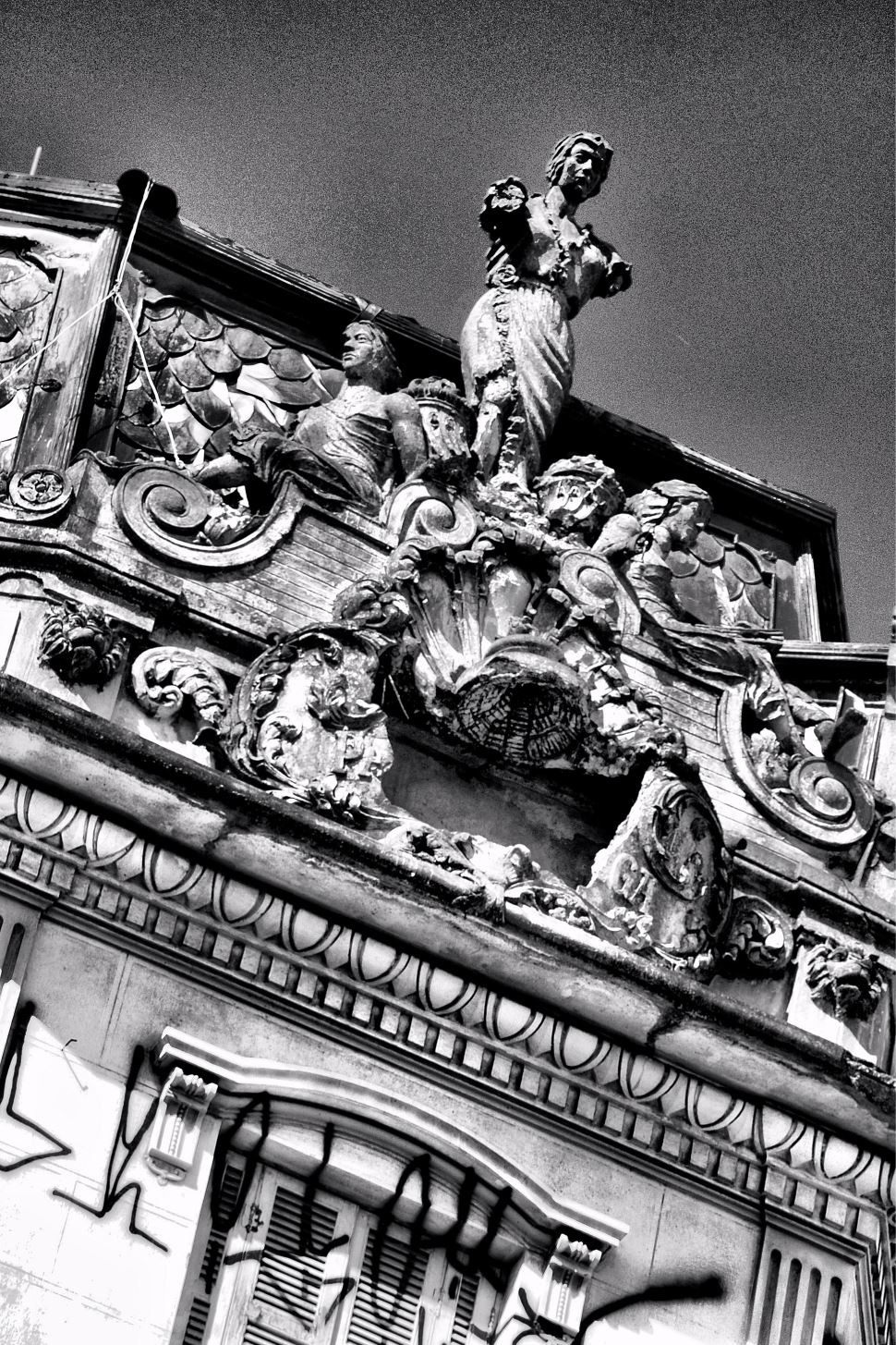 EM CARTAZ NO SESI SANTA BÁRBARA D’OESTE, EXPOSIÇÃO "FACHADAS DO ABANDONO"