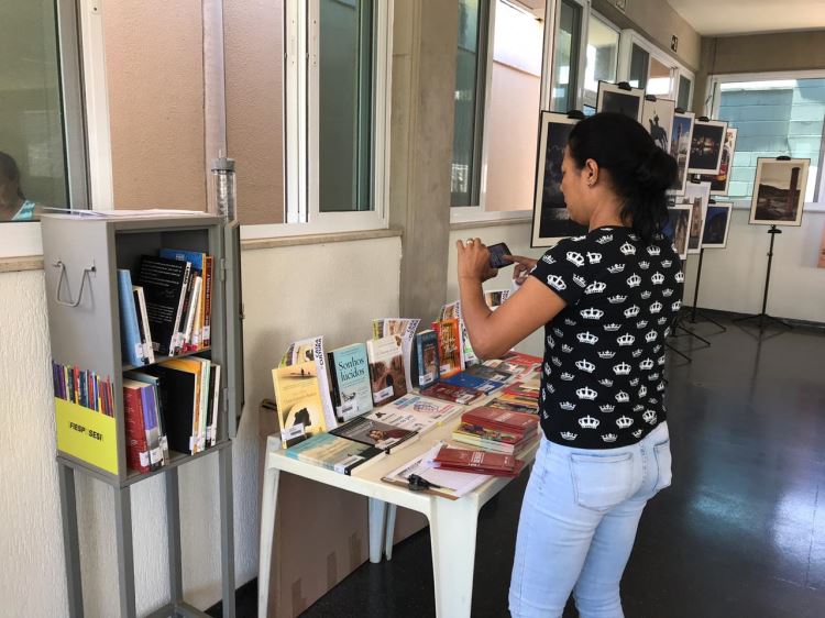 Mediação de leitura e exposição na Kapiton Confecções 