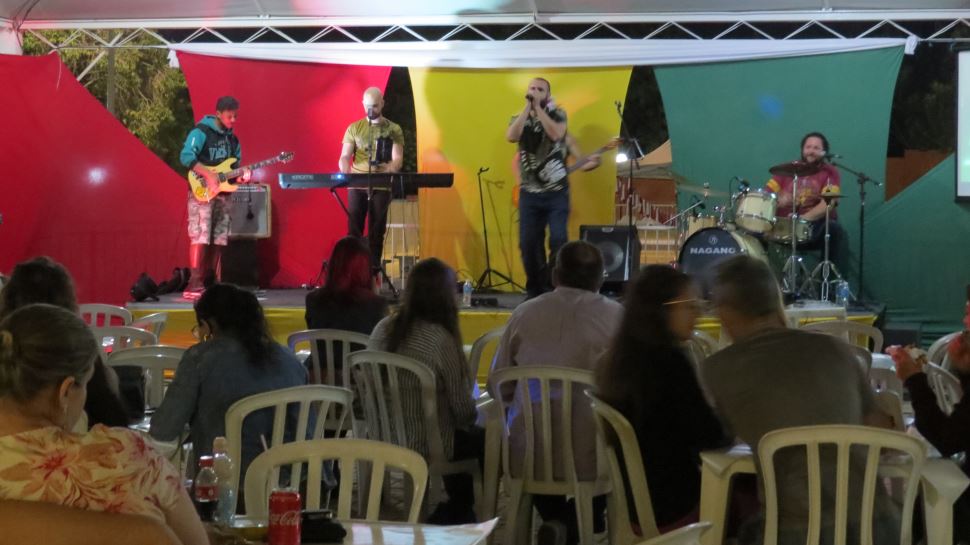 APRESENTAÇÕES DE MÚSICA NO SESI SANTA BÁRBARA REÚNE GENTE BONITA E ALTO ASTRAL ÀS SEXTAS NO ESPAÇO DA CANTINA