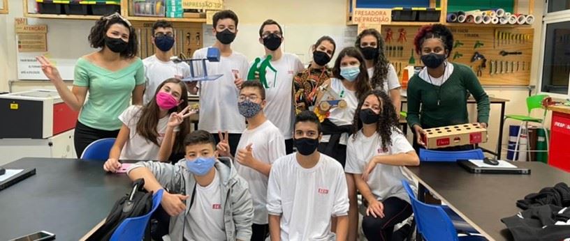 Alunos desenvolvem projetos no FabLAb