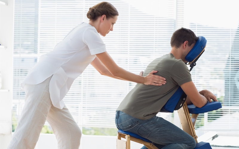 SESI oferece Quick Massage na Sala de Qualidade de Vida 