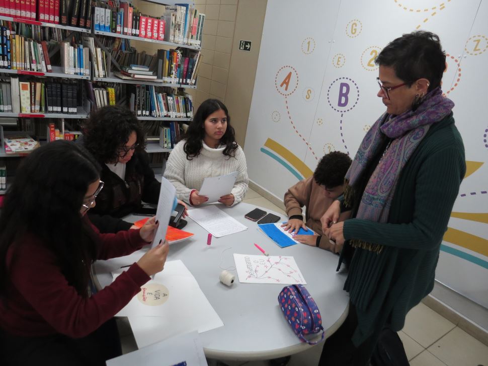 Estudantes do Sesi Santos unem literatura e bordado na criação de seus próprios livros