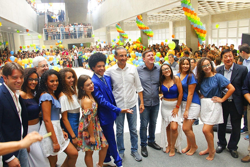 Alunos, professores e dirigentes do SESI-SP inauguram escola em São Bernardo