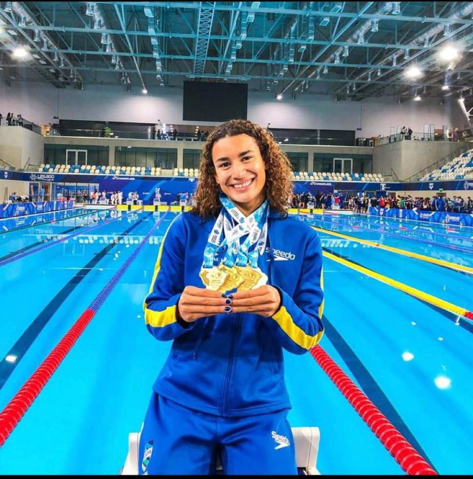 Julia Góes conquista quatro ouros e quatro recordes no Sul-Americano Juvenil de Natação