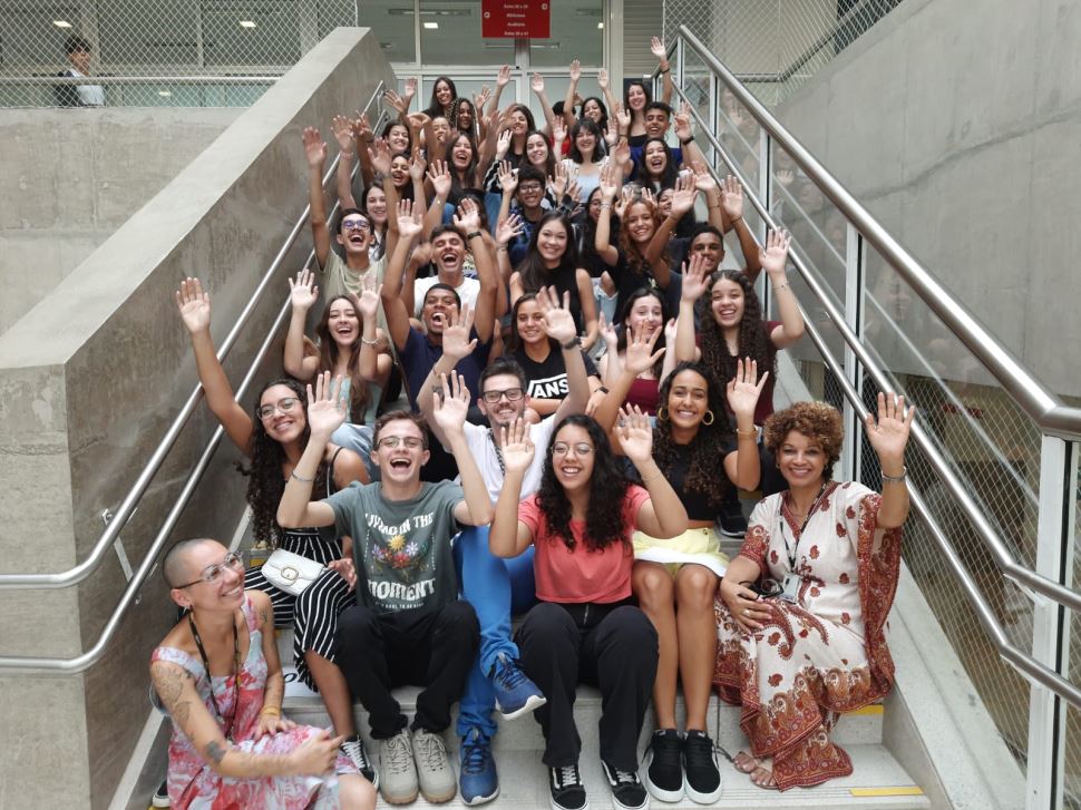 Formandos do 3º ano do Ensino Médio comemoram notas da Redação do Enem 2022 e os resultados dos Vestibulares com equipe escolar