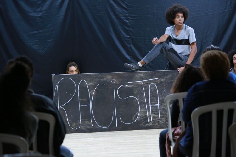 Espetáculo Húmus: Corpos Invisíveis