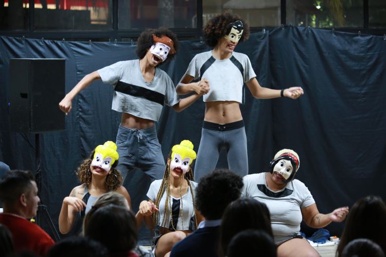 Espetáculo Húmus: Corpos Invisíveis