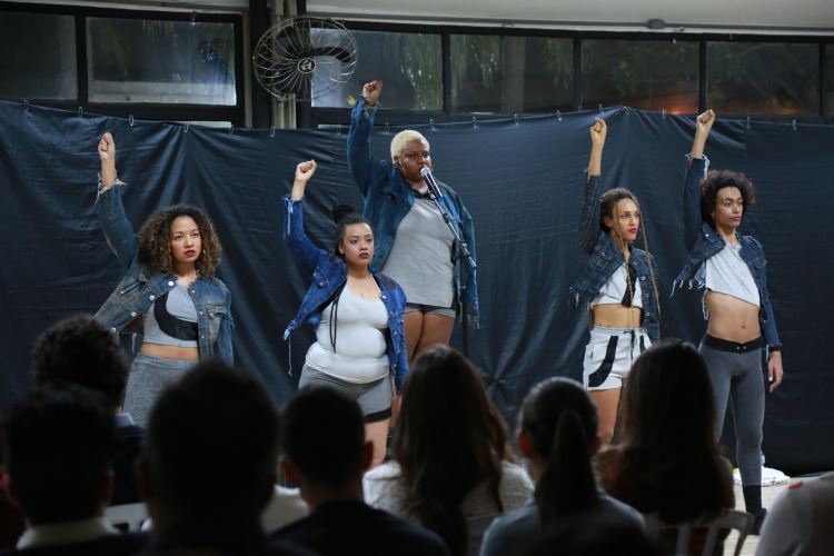 Espetáculo Húmus: Corpos Invisíveis