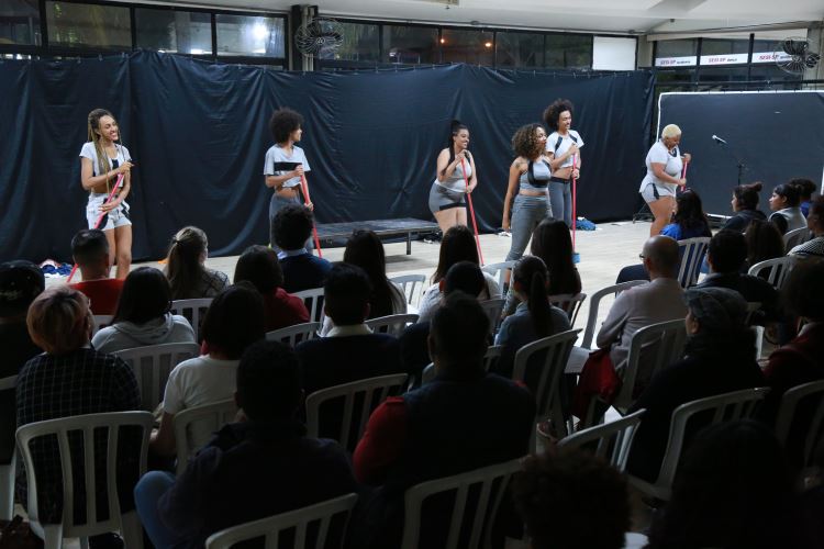 Espetáculo Húmus: Corpos Invisíveis