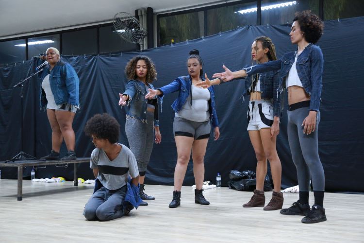 Espetáculo Húmus: Corpos Invisíveis