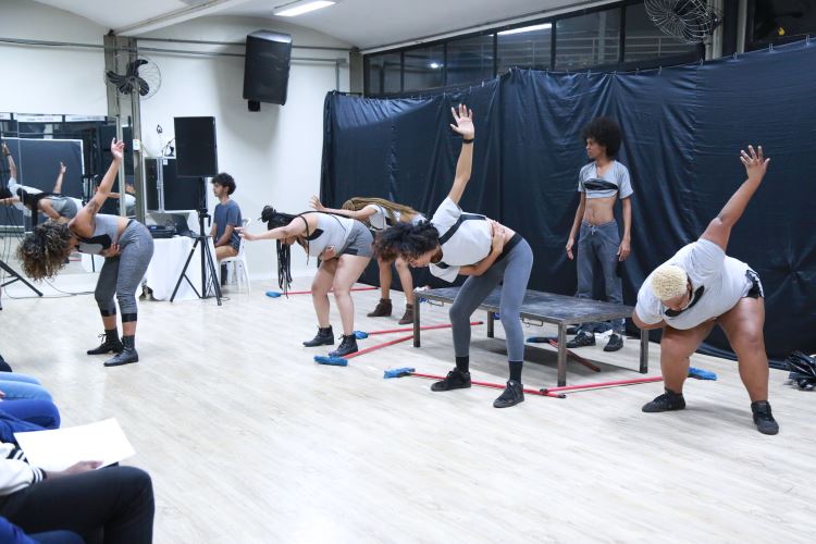 Espetáculo Húmus: Corpos Invisíveis