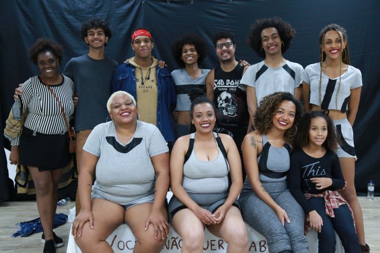 Espetáculo Húmus: Corpos Invisíveis