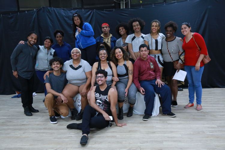 Espetáculo Húmus: Corpos Invisíveis