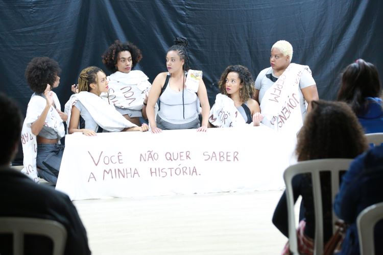 Espetáculo Húmus: Corpos Invisíveis