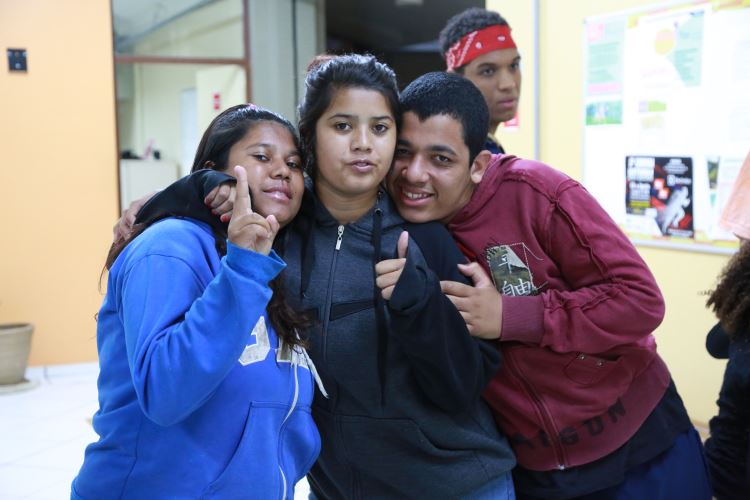 Espetáculo Húmus: Corpos Invisíveis