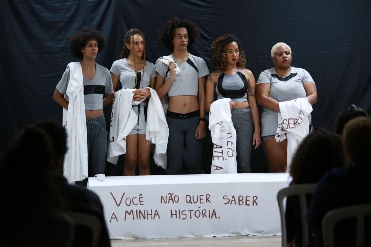 Espetáculo Húmus: Corpos Invisíveis