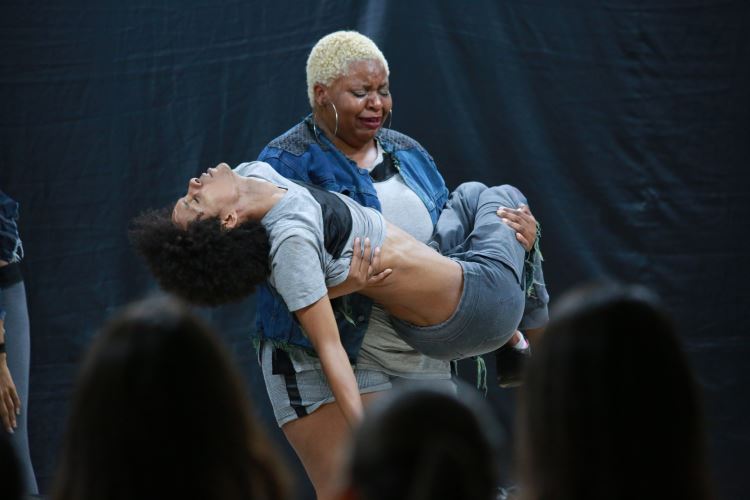 Espetáculo Húmus: Corpos Invisíveis